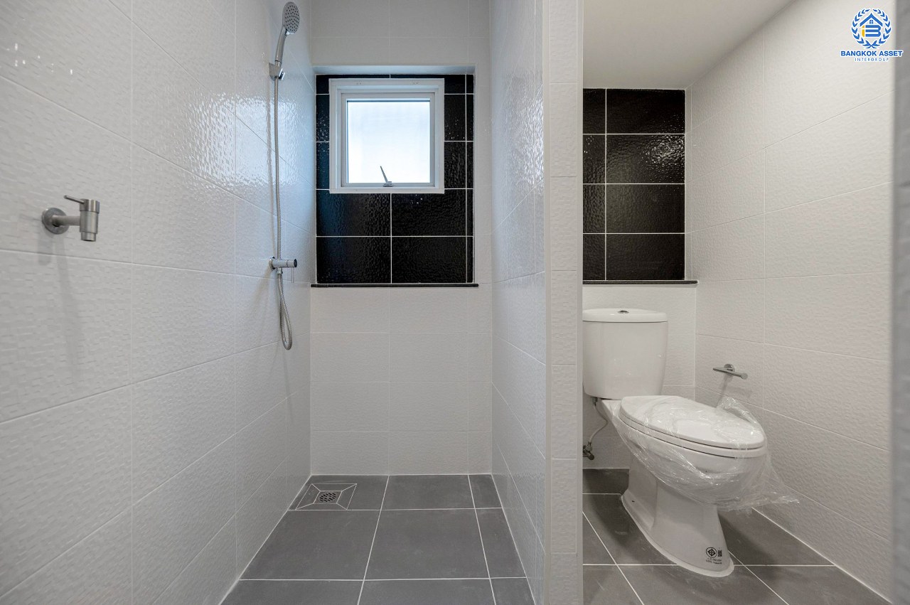 บ้านมือสองตกแต่งใหม่ โครงการ ชวนชื่นโมดัส แจ้งวัฒนะ เนื้อที่ 51.6 ตร.ว. ฟังก์ชัน 3 ห้องนอน 3 ห้องน้ำ จอดรถได้ 2 คัน รองรับทุกการอยู่อาศัย บนทำเลเดินทางเข้า-ออกเมืองสะดวก เชื่อมต่อถนนเลี่ยงเมืองปากเกร็ด, ถนนแจ้งวัฒนะ, ถนนติวานนท์ ใกล้รถไฟฟ้าสายสีชมพู "สถานีเลี่ยงเมืองปากเกร็ด" ทางด่วน "แจ้งวัฒนะ" และเซ็นทรัล แจ้งวัฒนะ